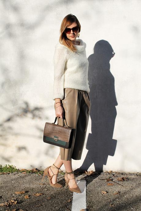 Culottes in pelle, maglione cozy e lace up beige