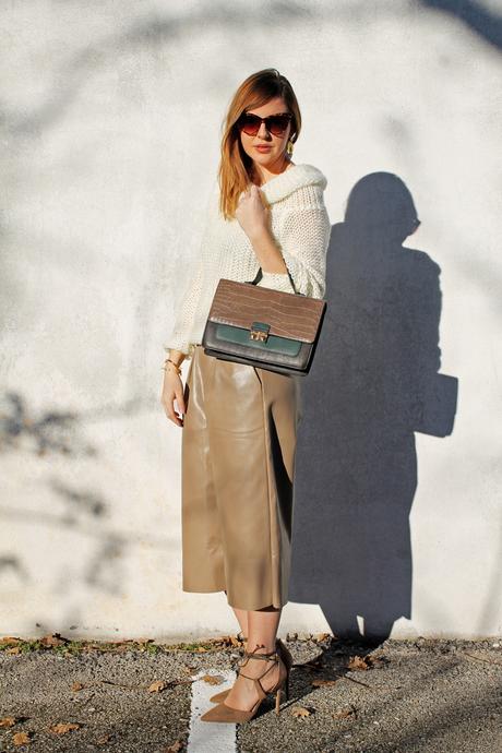 Culottes in pelle, maglione cozy e lace up beige