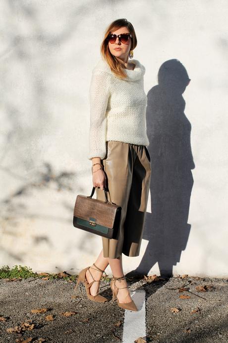 Culottes in pelle, maglione cozy e lace up beige