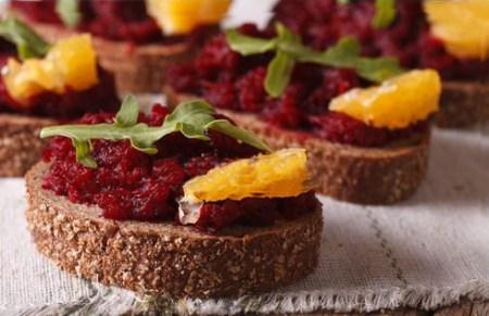 tartine con barbabiatele e arancia