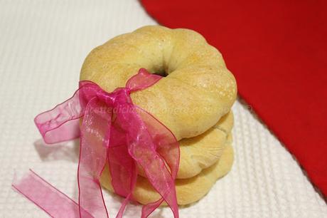 Ciambelline intrecciate di pane con lievito madre e germe di grano