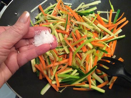 VERMICELLI DI RISO CON VERDURE E CODE DI MAZZANCOLLE