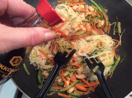 VERMICELLI DI RISO CON VERDURE E CODE DI MAZZANCOLLE