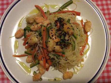 VERMICELLI DI RISO CON VERDURE E CODE DI MAZZANCOLLE