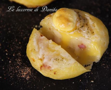 Patate ripiene con pancetta e uova di quaglia