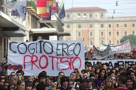 20081027 - ROMA -CLJ- SCUOLA: STUDENTI MEDI IN CORTEO NEL CENTRO DI ROMA - Studenti in via Cavour a Roma stamani. E' partito poco prima delle 10 da piazza della Repubblica e diretto a piazza Madonna di Loreto il corteo degli studenti medi promosso dall'Orazio e da altri istituti scolastici del IV municipio. Al corteo, che attraversa il centro di Roma, si sono uniti altri gruppi di studenti. ANSA/ CAMPANA /COC