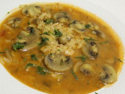 Minestra con riso e funghi champignon