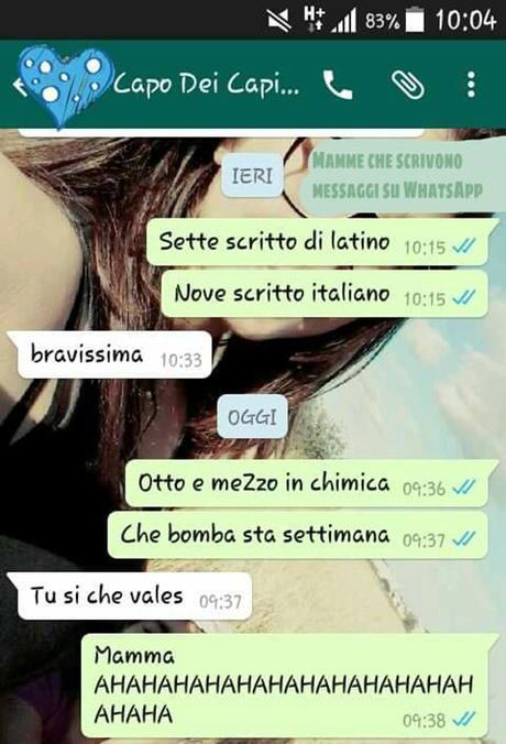 Mamme che scrivono messaggi su Whatsapp