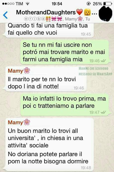 Mamme che scrivono messaggi su Whatsapp