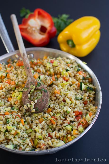 INSALATA TIEPIDA DI GRANO CON VERDURE SALTATE