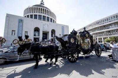 Da prete mi chiedo: perché si fanno funerali in Chiesa a Gelli e Casamonica e si negano a Welby?