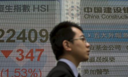 A panel displaying the closing Hang Seng Index is shown outside a bank in Hong Kong, China August 21, 2015. World stock markets tumbled towards their worst week of the year on Friday and commodities got another kicking, as more alarming data from China...