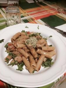 tortiglioni pomodoro tonno e melanzane e pesto dia grumi e rucola