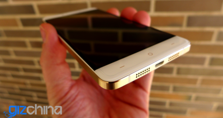 OnePlus X Champagne si mostra nel primo hands-on (1)