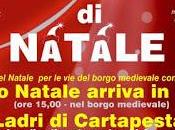 VARZI. Babbo Natale arriva Vespa consegnare doni.