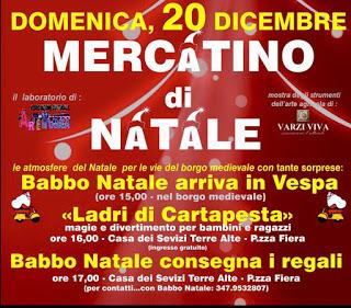 VARZI. Babbo Natale arriva in Vespa a consegnare i doni.