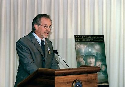 Director Steven Spielberg speaking at the Pentagon on August 11, 1999. Source: Commons.Wikimedia.org