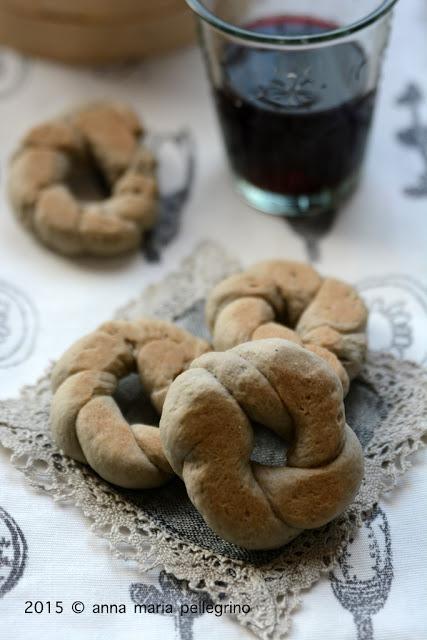 Torcetti speziati al vin brulè e qualche chiacchiera sul biscotto e sul dono