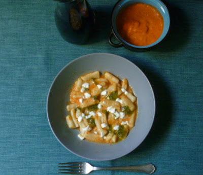 gkogkes con sugo di peperoni e feta