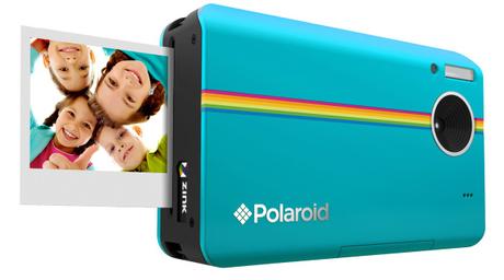 Una scelta originale: la Instant Digital Camera riprende la mitica Polaroid e la aggiorna all'epoca dei selfie. Le specifiche sono deboli (sensore da 10 MP, zoom digitale 6x, video HD) e non costa poco, ma la chiave è la possibilità di editare le foto e di toccarle subito con mano, con stampe a sublimazione su fogli da 5x7,5 cm (una ricarica da 30 costa circa 15 euro). E poi le puoi attaccare dove vuoi, grazie al retro adesivo. Prezzo: 240 euro