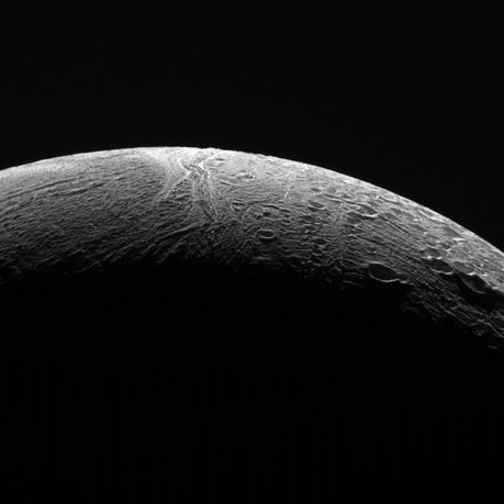 Cassini osserva due diversi tipi di terreno nel polo nord di Encelado. Una regione più antica coperta di crateri che sono stati modificati da processi geologici (a destra), mentre a sinistra si vede una zona relativamente senza crateri ma rugosa, presumibilmente più giovane. Crediti: NASA / JPL-Caltech / Space Science Institute