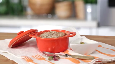 Video Menù vegano di Natale: Sformatini di fagioli con salsa di yogurt di soia e pistacchio