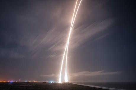 Trionfo della SpaceX: riuscito l'atterraggio in verticale del primo stadio del Falcon 9