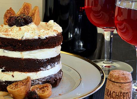 Torta multistrato al cioccolato, mascarpone e fichi con il Brachetto d'Acqui