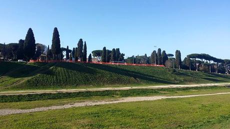 L'urtista sull'aiuola e il camion bar sulla fermata dell'autobus. Lavori giubilari con scempio al Circo Massimo