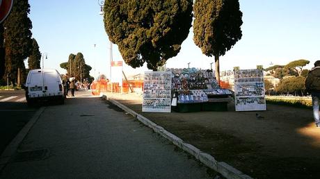 L'urtista sull'aiuola e il camion bar sulla fermata dell'autobus. Lavori giubilari con scempio al Circo Massimo