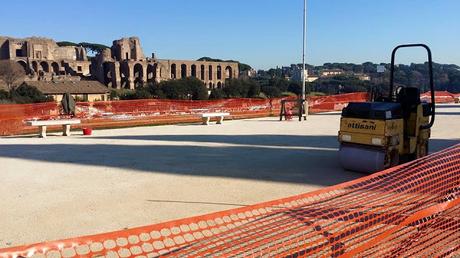 L'urtista sull'aiuola e il camion bar sulla fermata dell'autobus. Lavori giubilari con scempio al Circo Massimo