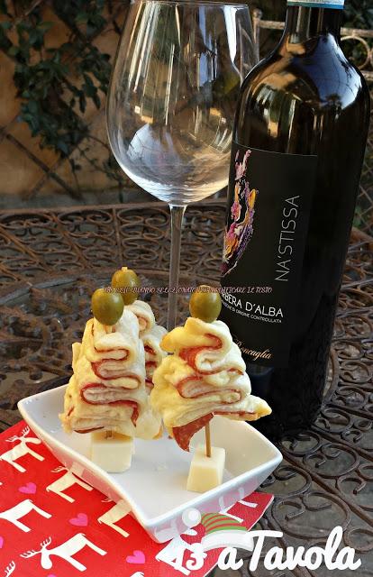 Aperitivo di Natale con alberelli di sfoglia e 'na stissa di vino buono