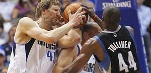 Dirk Nowitzki conmtende una palla a Jason Kidd. Reuters