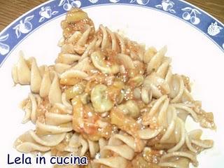 fusilloni integrali con favette fresche, julienne di melanzana e porcino grattugiato