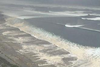 lo tsunami travolge la costa di Sendai