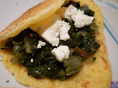 Sfogliate di mais con erbette e feta