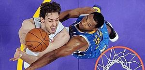 Pau Gasol , 30 anni, lotta a canestro. Ap