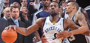 Una 'presa' di Hill su Tony Allen. Ap