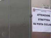 baracconi “stringono” pista ciclabile