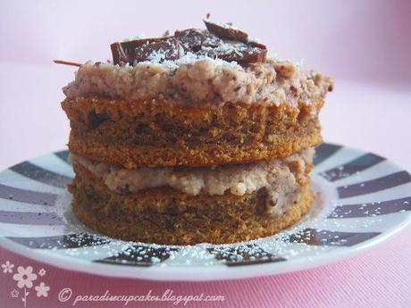 Chocolate Mini Cakes con scaglie  di cocco e frosting al mascarpone