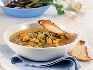 Zuppa con ceci , cozze e vongole