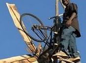 William, ragazzo cattura vento l'energia solare Malawi
