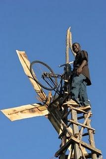 William, il ragazzo che cattura il vento e l'energia solare in Malawi