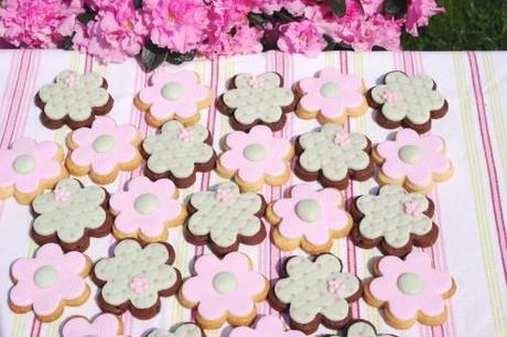 Torta e biscotti rosa e verdi