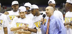 Coach Shaka Smart, 33 anni, circondato dai suoi Rams. Reuters