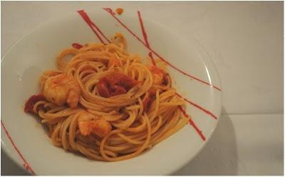 Spaghetti gamberi e pomodori datterini