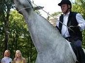 L'uomo girava Riga cavallo