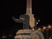 Ecco outfit semplice chic, indossato fare p...