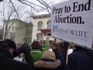 USA: militante pro-choice lancia una molotov contro un anti-abortista