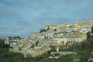 Abruzzo: figlio strangola il padre per il posizionamento di una sedia in cucina